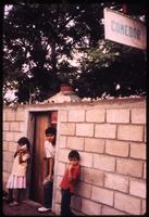 Children standing by "comedor" near Yalí