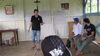 Alternate view of a Peace Corps Volunteer instructing participants at an agribusiness seminar in Bocas del Toro, Panama 