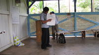 Alternate view of a participant presenting a poster at an agribusiness seminar in Bocas del Toro, Panama