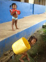 Ngöbe children play with a bucket, la Comarca de Ngöbe-Buglé, Panama 