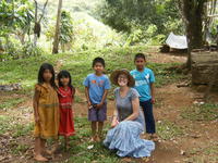 Rachel Teter poses with children while visiting la Comarca Ngöbe-Buglé, Panama