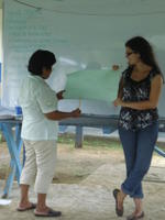 Woman presenting her work to participants at an agribusiness workshop in El Plátano, Panama